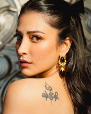 Enigmatic Actress Shruti Haasan in a Black Bow Ponytail Strapless Look Photos 04