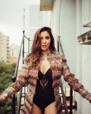 Fashionable Sophie Choudry Pictures 02