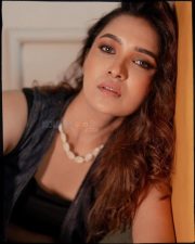 Gangers Actress Vani Bhojan in a Blue Denim Sleeveless Top and Pants Photos 01