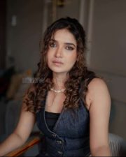 Gangers Actress Vani Bhojan in a Blue Denim Sleeveless Top and Pants Photos 04
