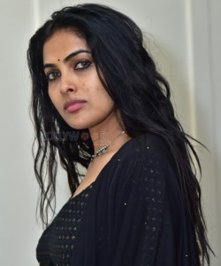 Heroine Divi Vadthya Stunning in Black Dress Photoshoot Pictures 19