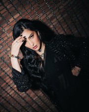 Mesmerising Shruti Haasan in Black Outfit Photoshoot Photos 01