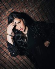 Mesmerising Shruti Haasan in Black Outfit Photoshoot Photos 01 Mesmerising Shruti Haasan in Black Outfit Photoshoot Photos 01