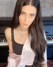 Naughty Shruti Haasan Sexy Pictures 22