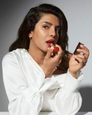 Priyanka Chopra Applying Lipstick Photo 01