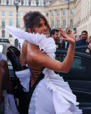 Priyanka Chopra Waving at Reporters Picture 01