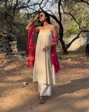 Radiant Actress Divi Vadthya in a White Kurta With Pink Ikat Dupatta Photos 01 Radiant Actress Divi Vadthya in a White Kurta With Pink Ikat Dupatta Photos 01