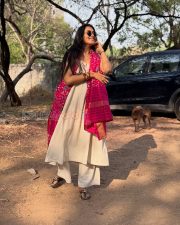 Radiant Actress Divi Vadthya in a White Kurta With Pink Ikat Dupatta Photos 03 Radiant Actress Divi Vadthya in a White Kurta With Pink Ikat Dupatta Photos 03