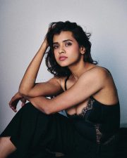 Seductive Hebah Patel Cleavage in a Black Lace Dress Photos 02