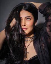 Sexy Shruti Haasan in a Black Lace Net Dress Photos 04