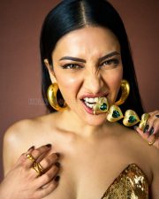 Sexy Shruti Haasan in a Strapless Black and Gold Dress Pictures 04