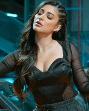 Shruti Haasan Arousing Cleavage Photos 01