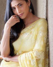 Shruti Haasan in a Yellow Georgette Saree Photo 01