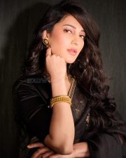 Sizzling Beauty Shruti Haasan in a Black Saree Photos 01