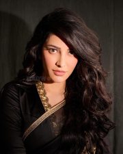 Sizzling Beauty Shruti Haasan in a Black Saree Photos 02