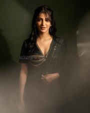Sizzling Beauty Shruti Haasan in a Black Saree Photos 05