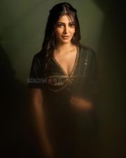 Sizzling Beauty Shruti Haasan in a Black Saree Photos 06