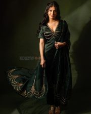 Sizzling Beauty Shruti Haasan in a Black Saree Photos 07