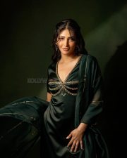 Sizzling Beauty Shruti Haasan in a Black Saree Photos 09