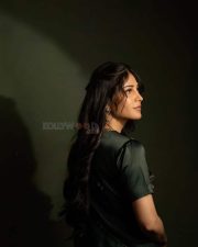 Sizzling Beauty Shruti Haasan in a Black Saree Photos 10