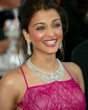 Smiling Aishwarya Rai Photo 01