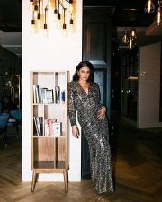 Stunning Shruti Haasan in a Black Sequinned Glittering Dress Photos 02