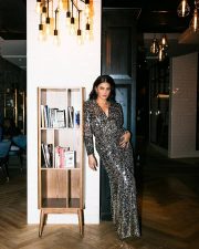 Stunning Shruti Haasan in a Black Sequinned Glittering Dress Photos 02
