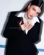 Stylish Shruti Haasan in a Black and White Retro Look Photos 02