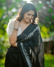 Tamil Actress Vani Bhojan Beautiful Saree Photos 02