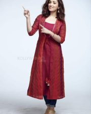 Yami Gautam Smiling and Pointing Photo 01