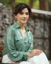 Actress Mehreen Kaur Pirzada at Manchi Rojulochaie Movie Interview Photos 10