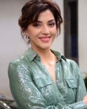 Actress Mehreen Kaur Pirzada at Manchi Rojulochaie Movie Interview Photos 15