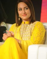 Actress Sonakshi Sinha At Lingaa Promot Event Pictures
