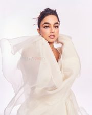 Bhool Chuk Maaf Heroine Wamiqa Gabbi in a White Saree with a Matching Sleeveless Embroidered Blouse Pictures 03
