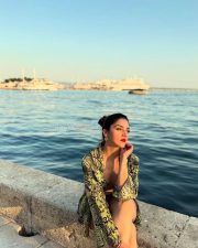 Bold Mehreen Pirzada in a Yellow and Black Halter Top and Shorts with a Loose Skirt Pictures 02