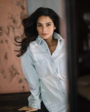 Breezy Actress Tanya Hope in a Light Wash Denim Shirt Photos 04