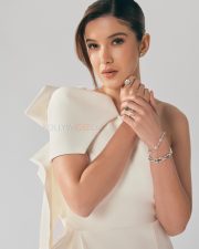 Kis Kisko Pyaar Karoon 2 Actress Shanaya Kapoor in a One Shoulder Backless White Gown Pictures 02 Kis Kisko Pyaar Karoon 2 Actress Shanaya Kapoor in a One Shoulder Backless White Gown Pictures 02