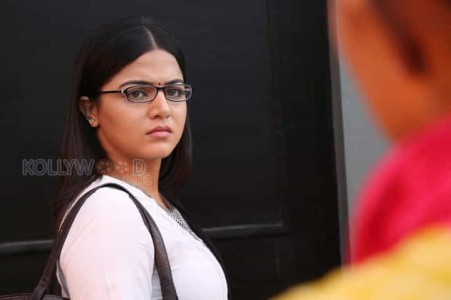 Maalai Nerathu Mayakkam Movie Heroine Wamiqa Gabbi Stills