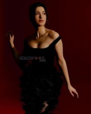 Mesmerizing Actress Shanaya Kapoor in a Black Off Shoulder Feathered Gown Photos 02