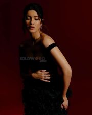 Mesmerizing Actress Shanaya Kapoor in a Black Off Shoulder Feathered Gown Photos 03