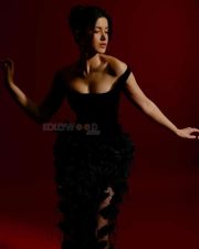 Mesmerizing Actress Shanaya Kapoor in a Black Off Shoulder Feathered Gown Photos 05