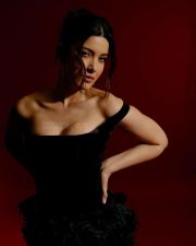 Mesmerizing Actress Shanaya Kapoor in a Black Off Shoulder Feathered Gown Photos 10