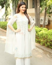 Nenjil Thunivirundhal Movie Heroine Mehreen Pirzada Photos
