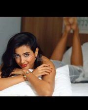 Sexy Riya Suman on the Bed Pictures 03