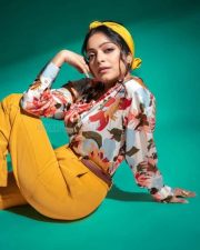 Actress Janani Iyer in a Retro Photoshoot Pictures 01