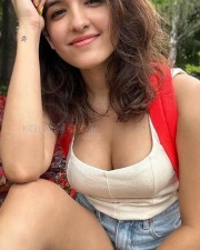 Attractive Shirley Setia Sexy Pictures 02