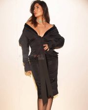 Beautiful Kareena Kapoor at Tira Beauty Store Launch in a Black Dress Photos 01