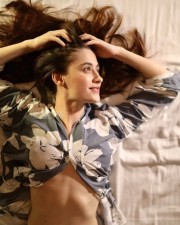Bold Sanjeeda Sheikh Flaunting her Sexy Abs on the Bed Photoshoot Pictures 02