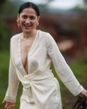 Braless Sanjeeda Shaikh in a Cleavage Revealing White Dress Pictures 02