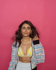 Cute Shalini Pandey Yellow Striped Bra Photos 03